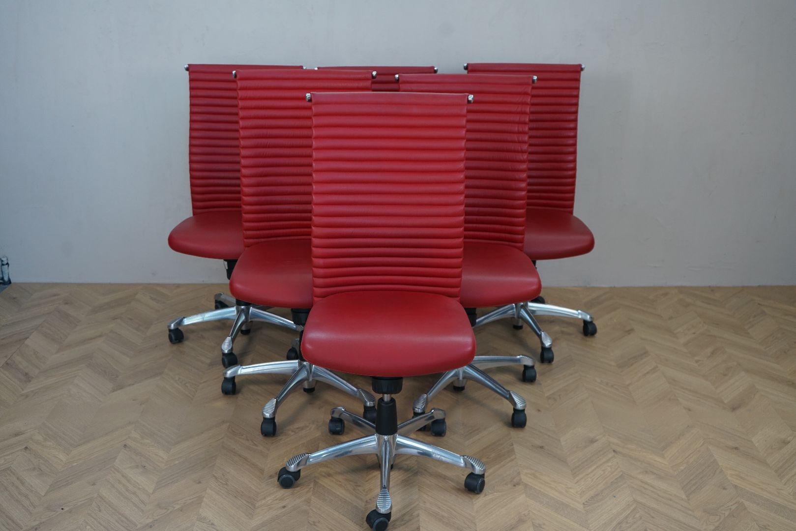 HÅG Excellence kontorstol i rød set forfra med ergonomisk design og justerbar lændestøtte.